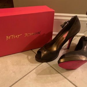 BETSEY JOHNSON ARIES HEELS BRONZE 10